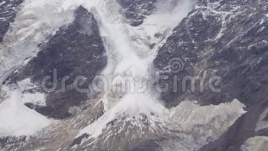 一场山崩。 高加索山脉，雪崩降临冰川